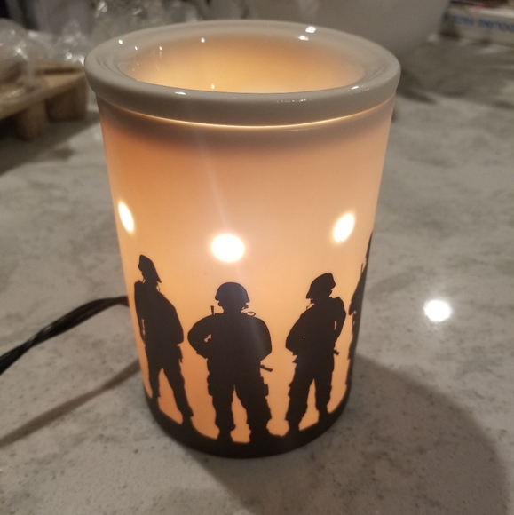 Scentsy Service and Sacrifice Warmer NEW M… - Picture 3 of 8